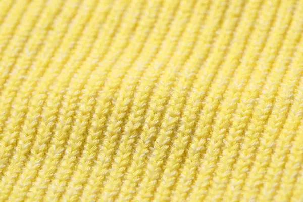 Arka plan olarak yumuşak sarı kumaşın dokusu, yakın plan