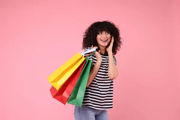 Genç Kızla Mutlu Pembe Bir Arka Plan Üzerinde Alışveriş Torbaları — Stok fotoğraf
