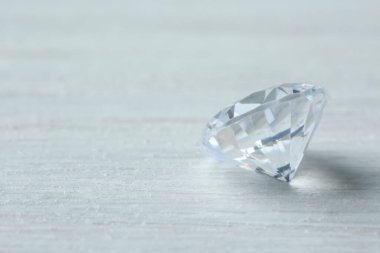 Açık ahşap masada güzel, parlak elmas, metin için yer.