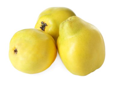 Lezzetli taze ayva bıldırcınlar beyazda izole edilmiş.