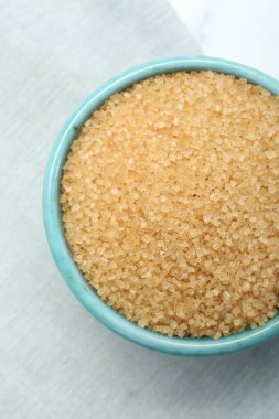 Kahverengi şeker tabakta, üst tarafta.