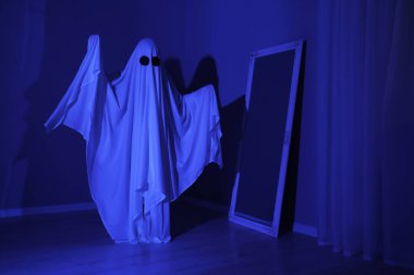 Ürkütücü hayalet. Mavi ışıkla kaplanmış kadın