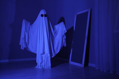 Ürkütücü hayalet. Mavi ışıkla kaplanmış kadın