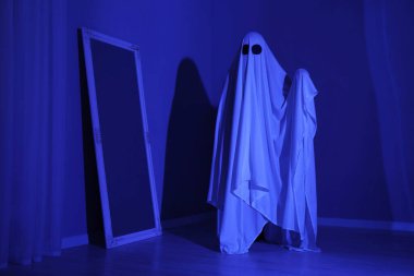 Ürkütücü hayalet. Mavi ışıkla kaplanmış kadın