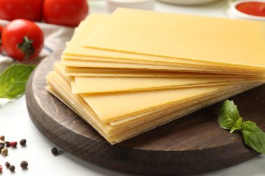 Lazanya malzemeleri beyaz masada, yakın plan.