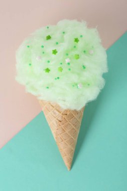 Waffle külahında pamuk şeker, arka planda renk, üst görünümde