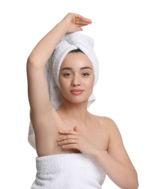 Güzel bir kadın, beyaz arka planda pürüzsüz, temiz bir ciltle koltukaltı gösteriyor.