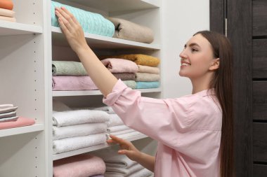 Çamaşır dükkanında battaniye seçen mutlu müşteri.