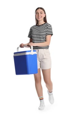 Beyaz tenli, plastik kutulu mutlu genç kadın.