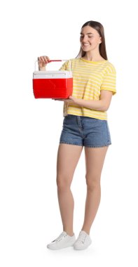 Beyaz tenli, plastik kutulu mutlu genç kadın.