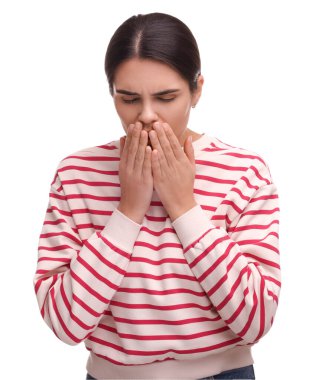 Beyaz arka planda öksüren bir kadın. Soğuk belirtileri