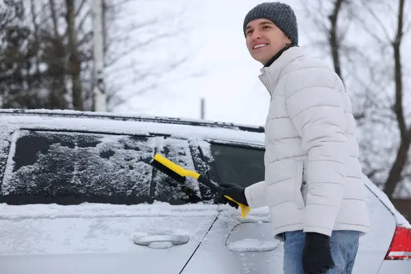 Mężczyzna Czyszczący Śnieg Samochodu Szczotką Zewnątrz Widok Niskiego Kąta — Zdjęcie stockowe