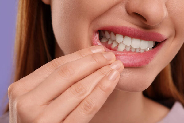 Женщина показывает свои чистые зубы, вид крупным планом