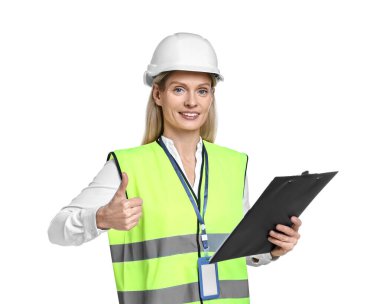 Kask takan mühendis pano tutuyor ve beyaz arka planda başparmağını gösteriyor.