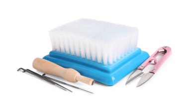 Beyazda izole edilmiş iğne kesme araçları