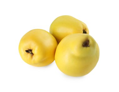 Lezzetli taze ayva bıldırcınlar beyazda izole edilmiş.