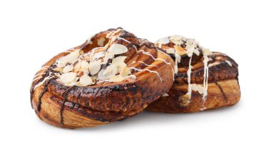 Beyaz üzerine izole edilmiş badem ve malzemelerle nefis börekler. Tatlı çörekler.