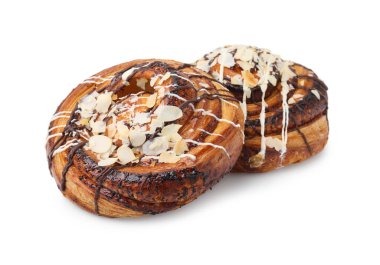 Beyaz üzerine izole edilmiş badem ve malzemelerle nefis börekler. Tatlı çörekler.