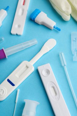 Açık mavi arkaplanda kullan-at ekspres test kitleri