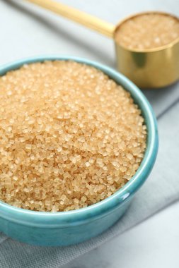 Kahverengi şeker masada, yakın plan.