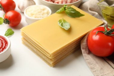 Lazanya malzemeleri beyaz masada, yakın plan.