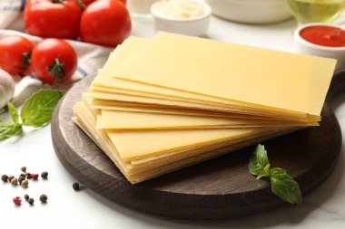 Lazanya malzemeleri beyaz masada, yakın plan.