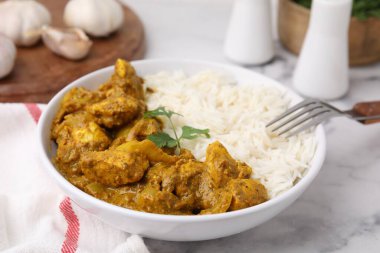 Beyaz mermer masada pirinçli lezzetli körili tavuk, yakın plan.