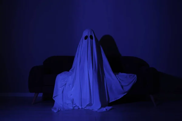 Fantôme Effrayant Femme Couverte Drap Assis Sur Canapé Lumière Bleue — Photo