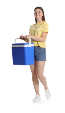 Beyaz tenli, plastik kutulu mutlu genç kadın.