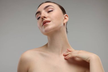 Gri arka planda güzel bir kadının portresi