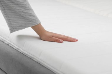 Beyaz yumuşak şilteye dokunan kadın, yakın çekim manzaralı.