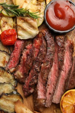 Sebzeli, baharatlı ve domates soslu leziz ızgara biftek.