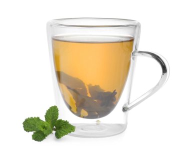 Bardakta taze yeşil çay ve beyaz üzerine izole edilmiş nane şekeri.