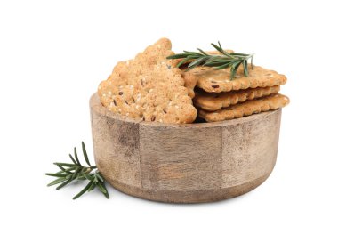 Mısır gevreği krakerleri, keten, susam tohumu ve biberiye beyaz kasede izole edilmiş.