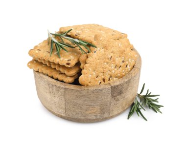 Mısır gevreği krakerleri, keten, susam tohumu ve biberiye beyaz kasede izole edilmiş.