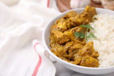 Masada pirinçli leziz tavuk körisi, yakın plan. Metin için boşluk