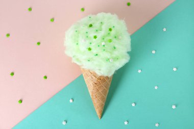 Waffle külahında pamuk şeker, arka planda renk, üst görünümde