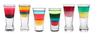 Shot bardaklarındaki farklı nişancılar beyaz sette izole edilmiş.