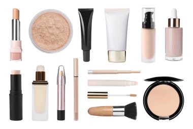 Yüz pudraları, kapatıcılar, sıvı temeller ve beyaz üzerine izole edilmiş fırça. Makyaj ürünleri koleksiyonu