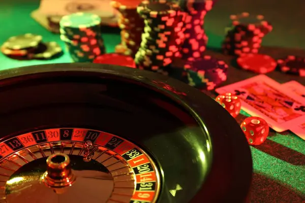 Roue Roulette Avec Boule Cartes Jouer Jetons Sur Table Verte — Photo