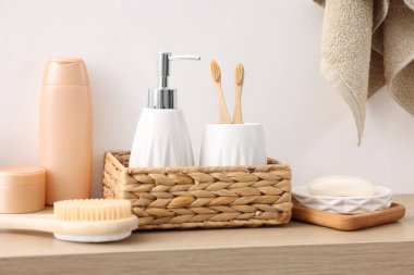 Farklı banyo aksesuarları ve özel bakım ürünleri.