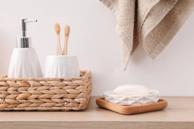 Farklı banyo aksesuarları ve özel bakım ürünleri.