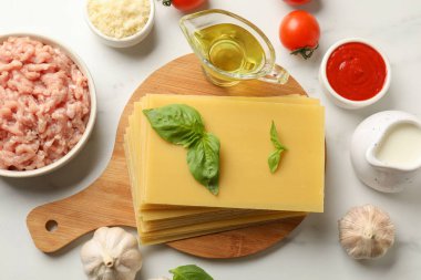 Lazanya malzemeleri beyaz mermer masa üzerinde, düz yatıyordu.