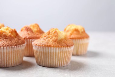 Açık gri desenli masada leziz tatlı kekler, yakın plan. Metin için boşluk