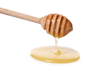 Beyaz arka planda doğal bal damlıyor.