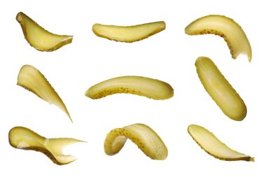 Lezzetli salatalık turşusu dilimleri beyaza izole edilmiş, hazır.