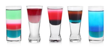 Shot bardaklarındaki farklı nişancılar beyaz sette izole edilmiş.
