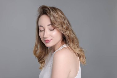 Gri arka planda güzel bir kadının portresi