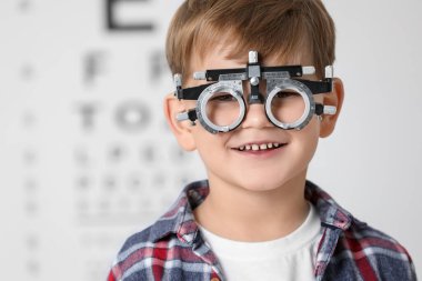 Vizyon testine karşı duruşması olan küçük çocuk.