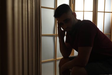 Evdeki üzgün adamın silueti. Metin için boşluk